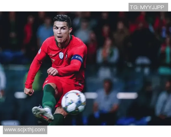 足球巨星谦逊无私展风采 球场外低调亲民人气爆棚