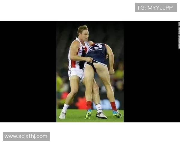 两个足球球星默契对视时的尴尬瞬间 谁先忍不住笑出声来